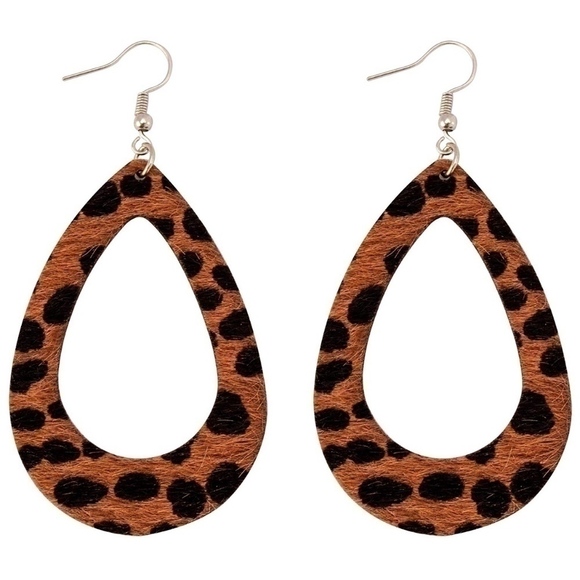𝅺SALE💚 any 3 for $18 💚 Leopard Leather Drop Leaf Earrings - Picture 3 of 3